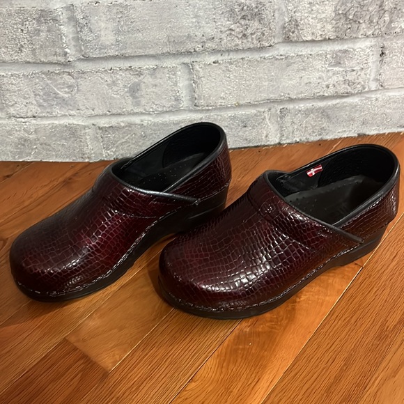 SANITA Brown (reddish) Patent Leather Snake Print Comfort Clogs Shoes Size 35 - Picture 6 of 6
